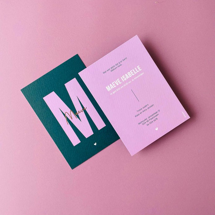 Geboortekaartje met grote letter en foliedruk naam meisje