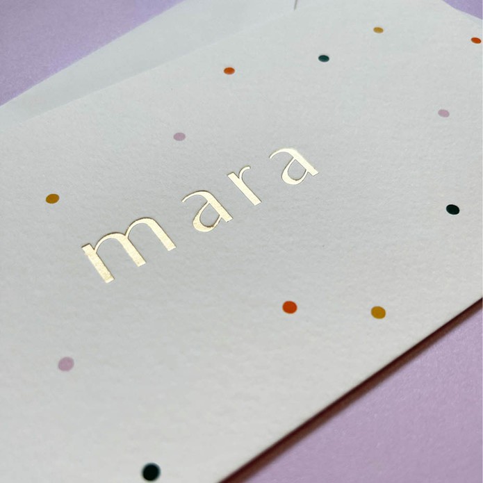 Vrolijk geboortekaartje met goudfolie