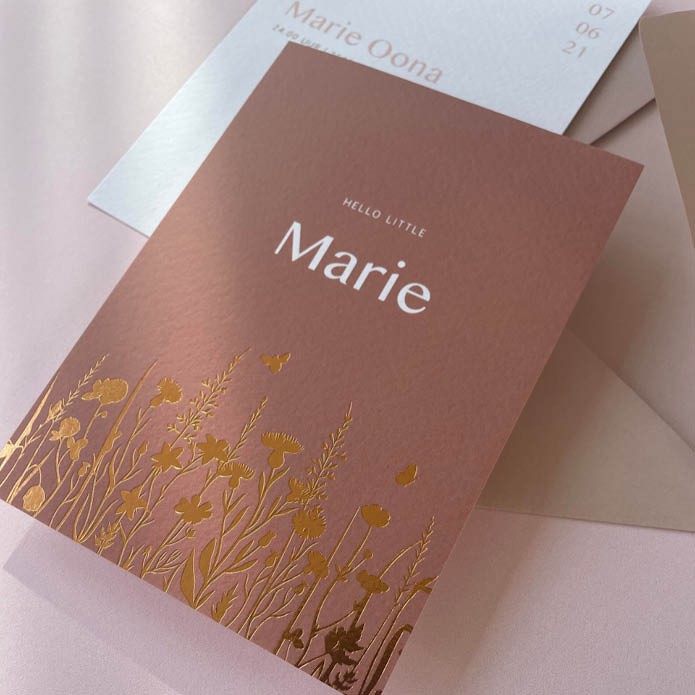 Geboortekaartje terra cotta met veldbloemen van folie