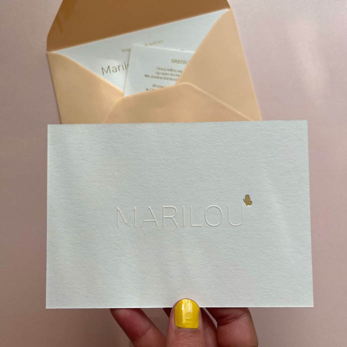 Minimalistisch geboortekaartje met de naam in reliëfdruk