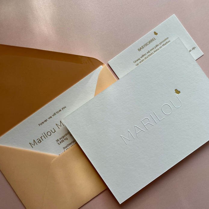 Minimalistisch geboortekaartje met de naam in reliëfdruk