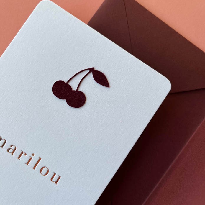 Prachtig geboortekaartje wit rood kersje en ronde hoeken