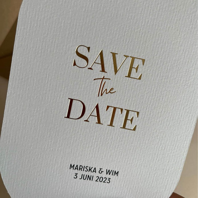 Minimalistische save the date met goudfolie