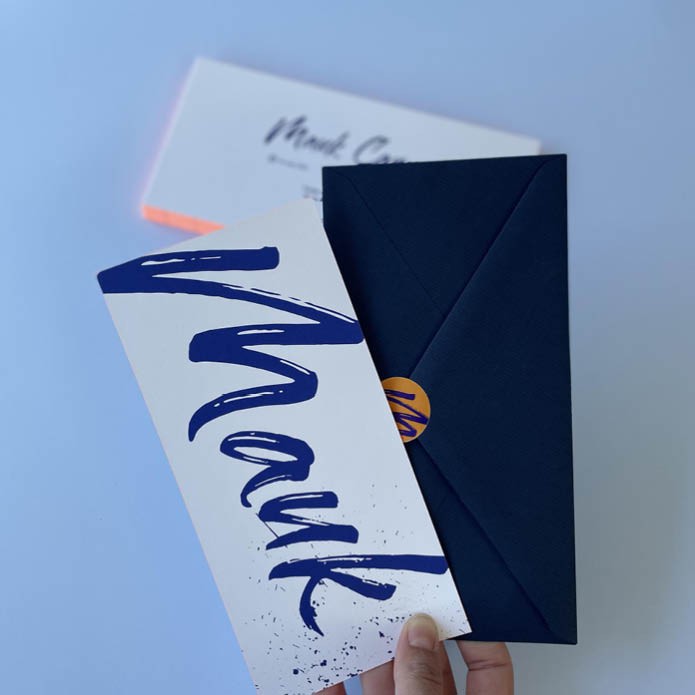 Stoer geboortekaartje met verfspetters jongen