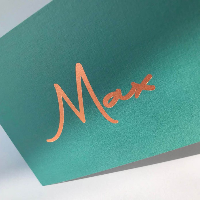 Stoer geboortekaartje groen met koper matte naam in modern lettertype