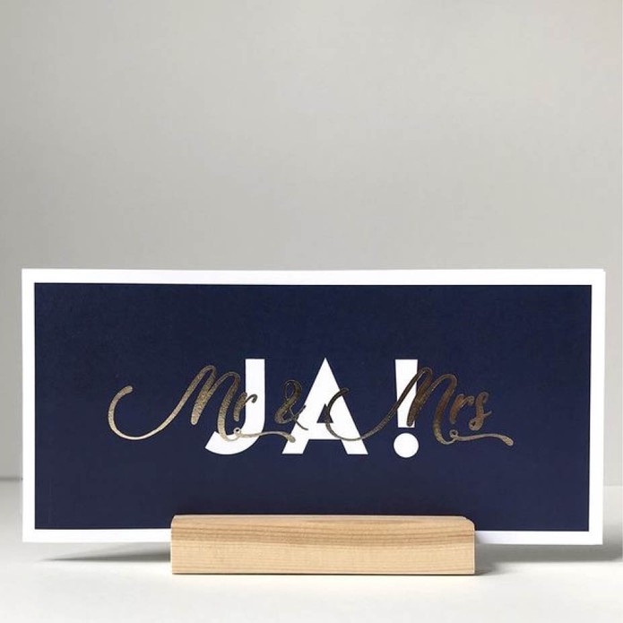 Trouwkaart donkerblauw met goudfolie en icoontjes