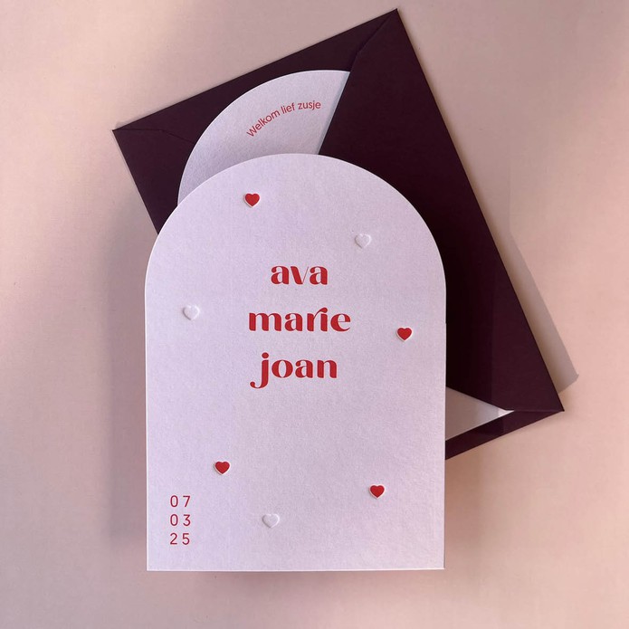 Geboortekaartje in boogvorm, lichtroze met hartjes van reliëf