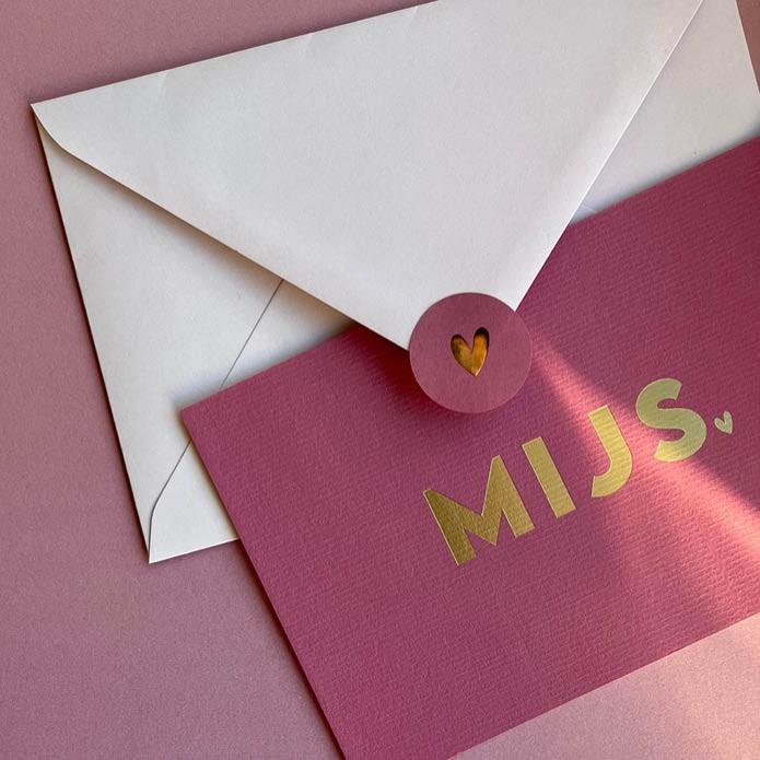 Modern geboortekaartje in vintage roze met strakke folie naam