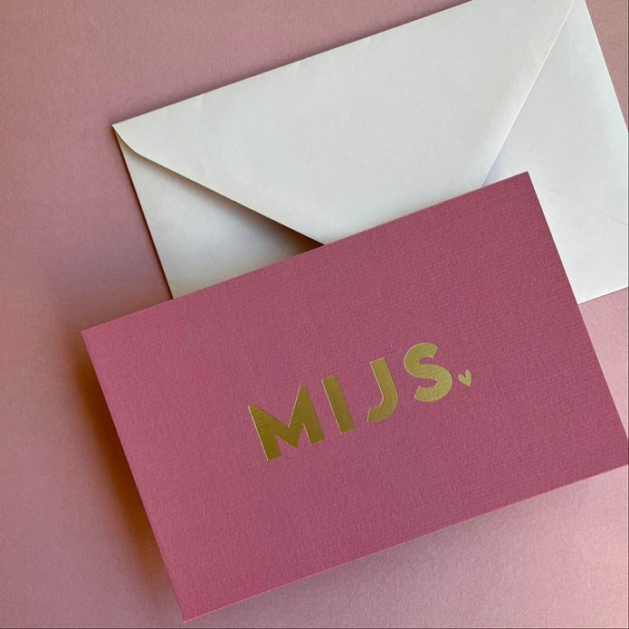 Modern geboortekaartje in vintage roze met strakke folie naam