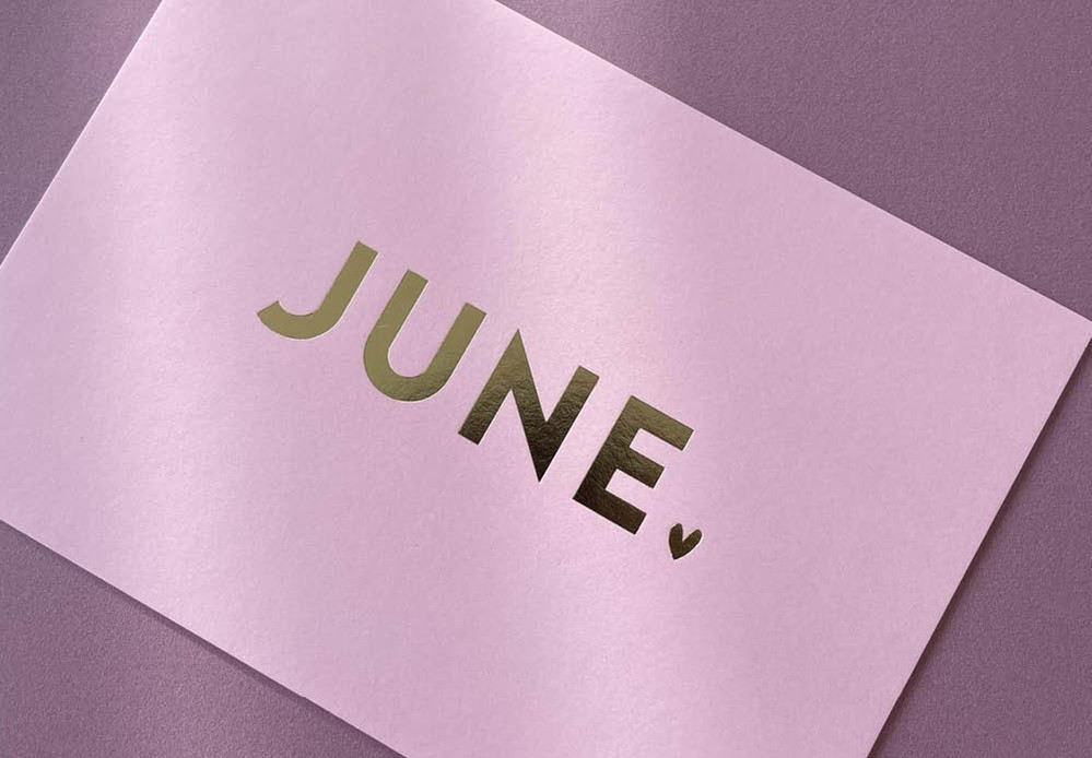 Modern roze geboortekaartje met strakke letter van goudfolie