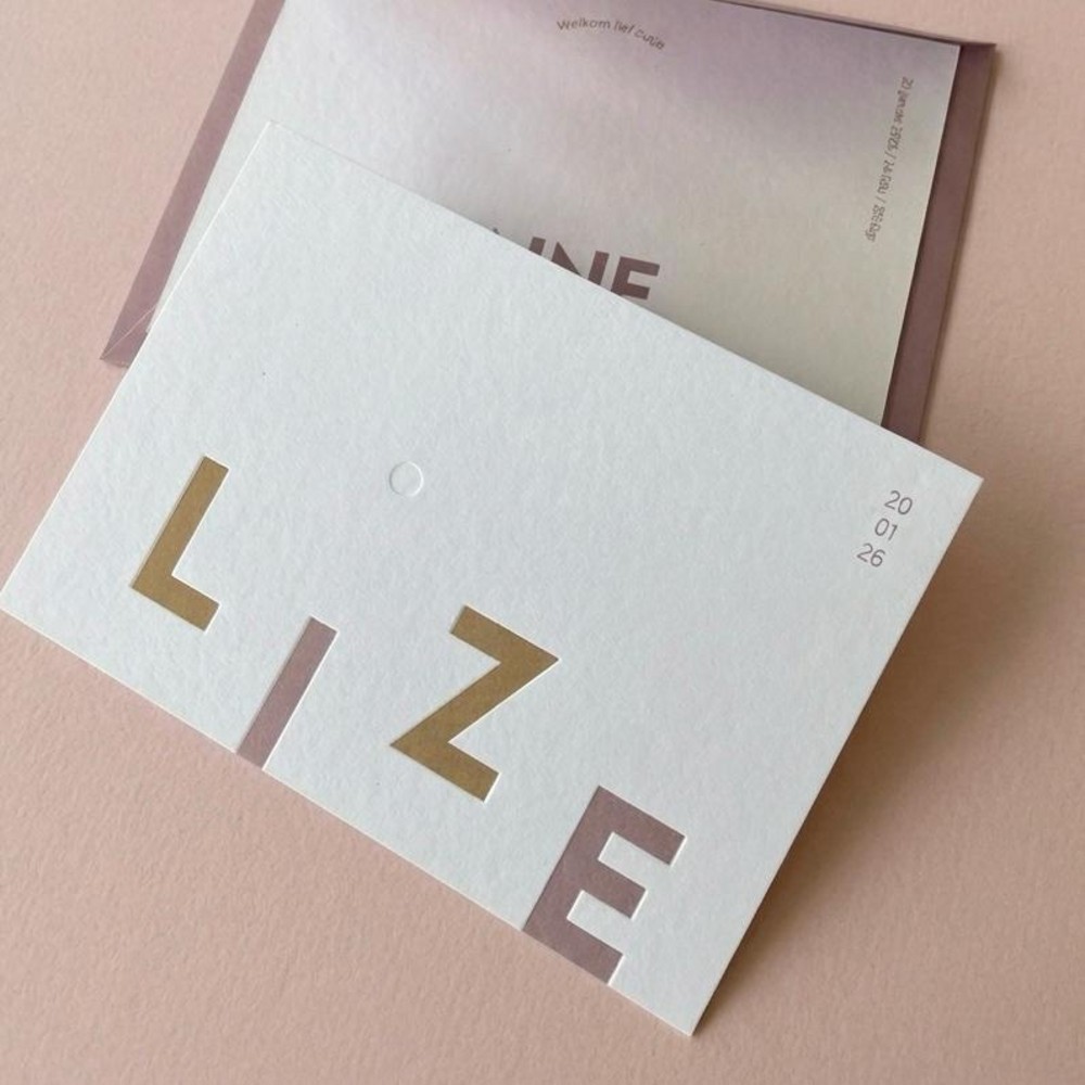 Minimalistisch geboortekaartje met diepdruk en reliëf