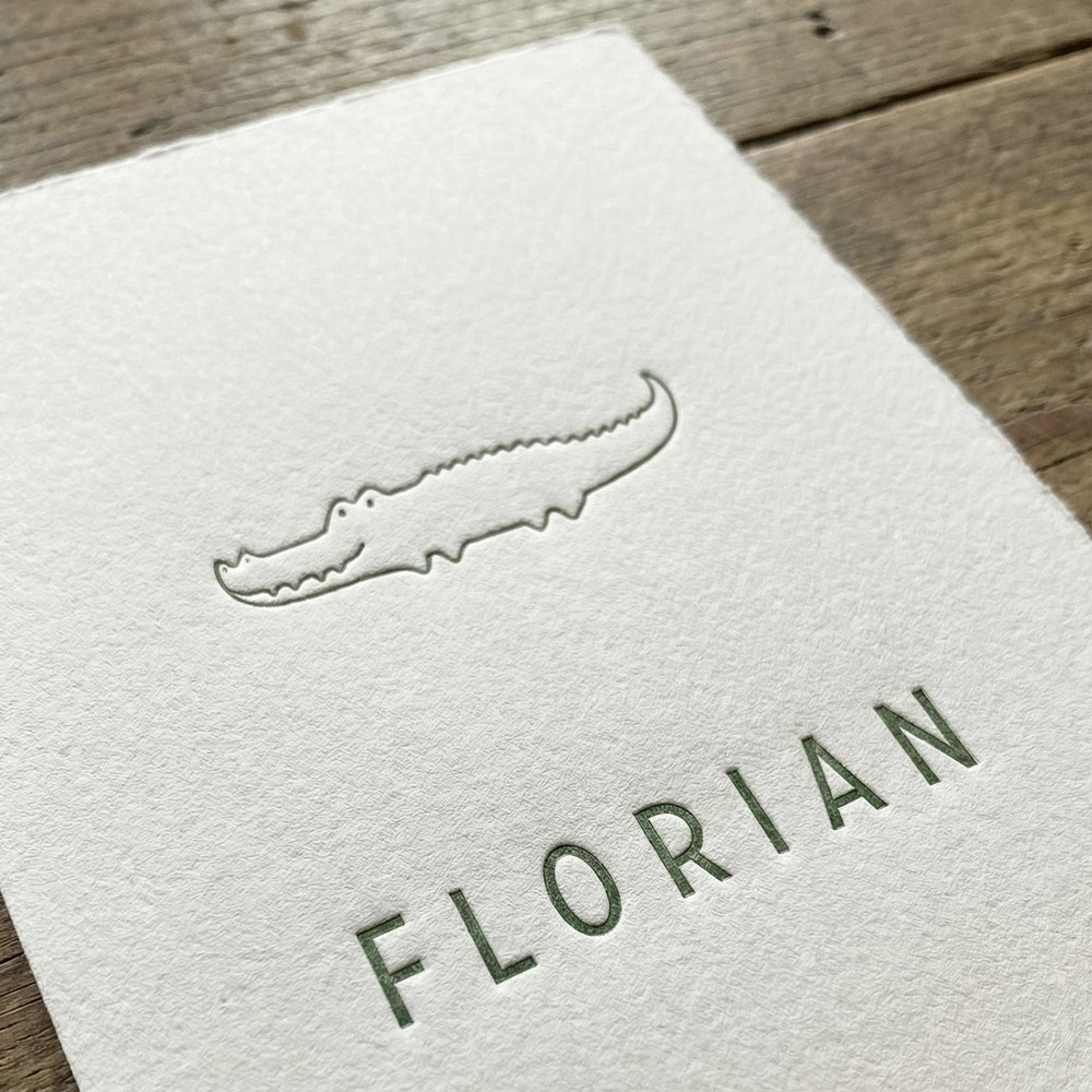 Minimalistisch letterpress geboortekaartje krokodil tekening