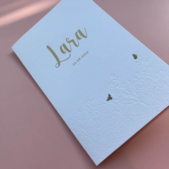 Minimalistisch geboortekaartje met bloemenveld