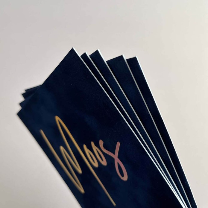 Simplistisch geboortekaartje op écht velvet met stoere naam van goudfolie