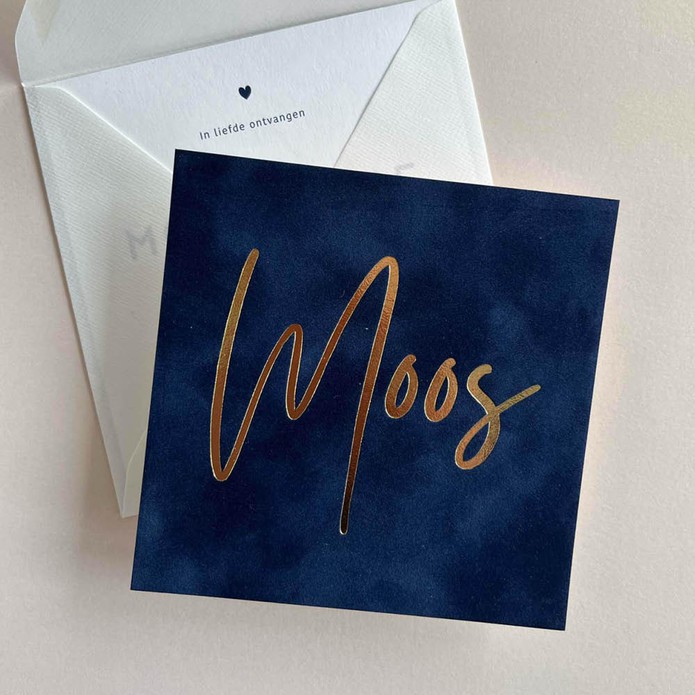 Simplistisch geboortekaartje op écht velvet met stoere naam van goudfolie