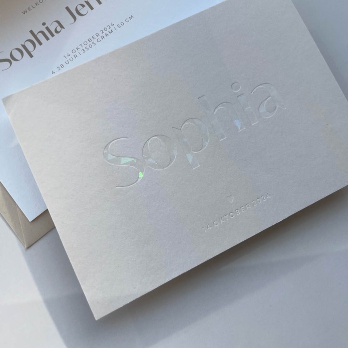 Geboortekaartje in beige biscuit kleurtje met holografisch witte foliedruk