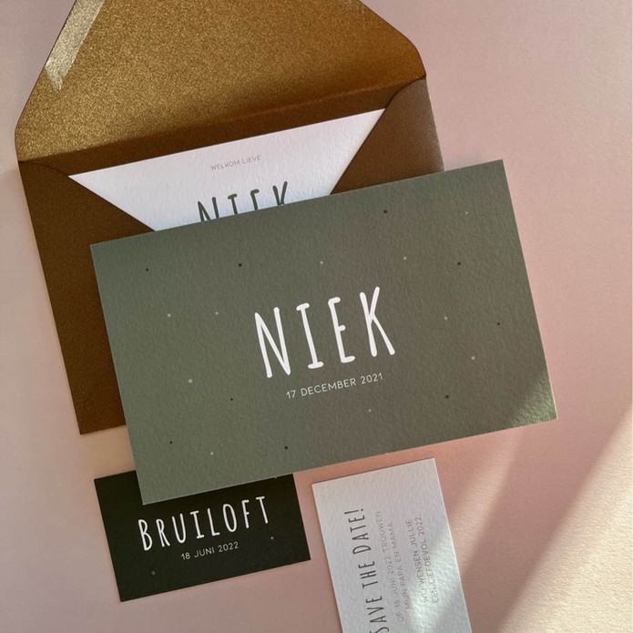 Stoer geboortekaartje mosgroen met stipjes