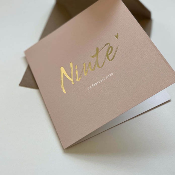 Licht oudroze geboortekaartje met matte goudfolie