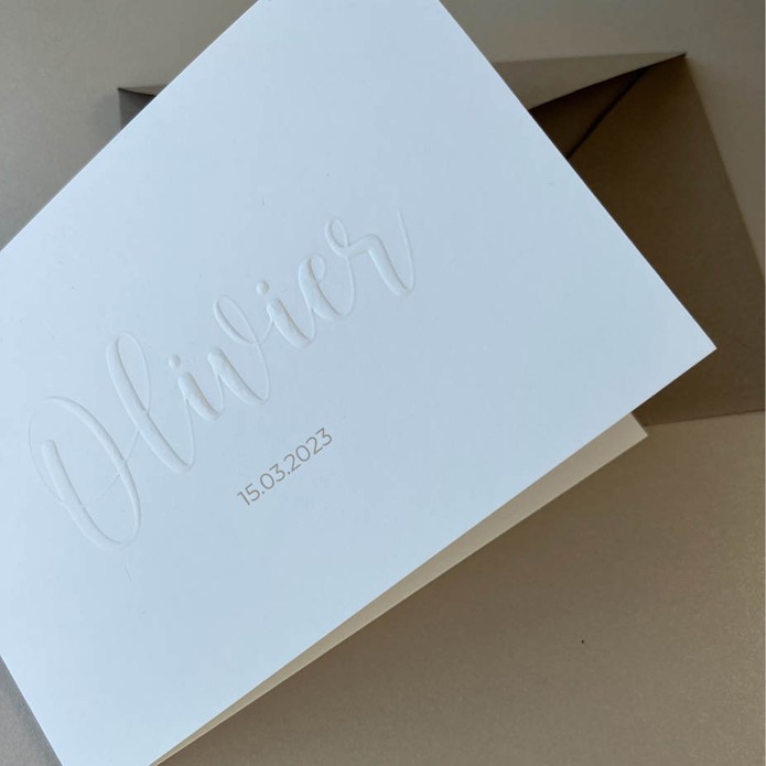 Minimalistisch wit geboortekaartje met reliëfdruk (preeg)