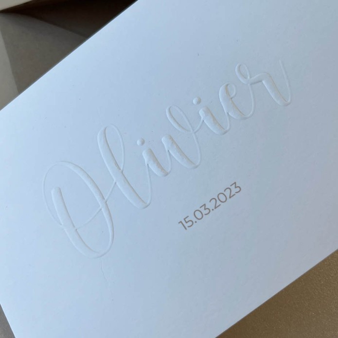 Minimalistisch wit geboortekaartje met reliëfdruk (preeg)