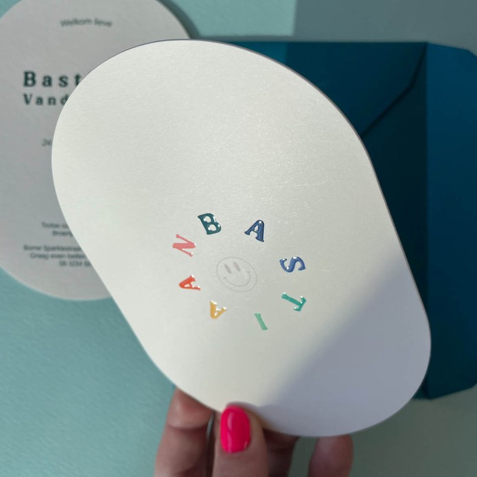 Ovaal geboortekaartje, beige met gekleurde hoogglans letters