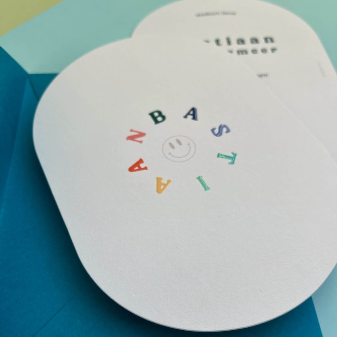 Ovaal geboortekaartje, beige met gekleurde hoogglans letters