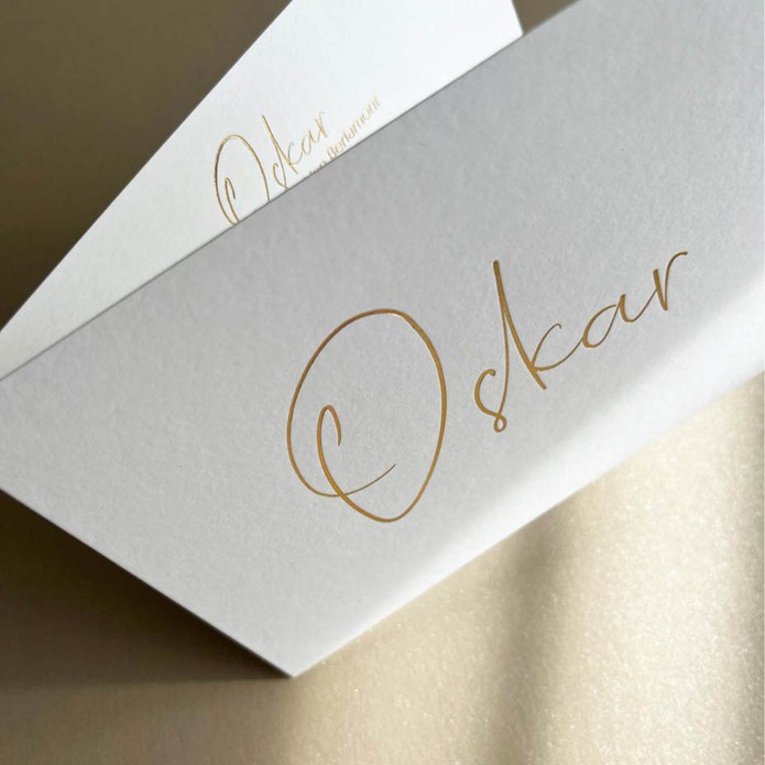 Stijlvol, dubbel gevouwen geboortekaart met sierlijke letters van goud jongen