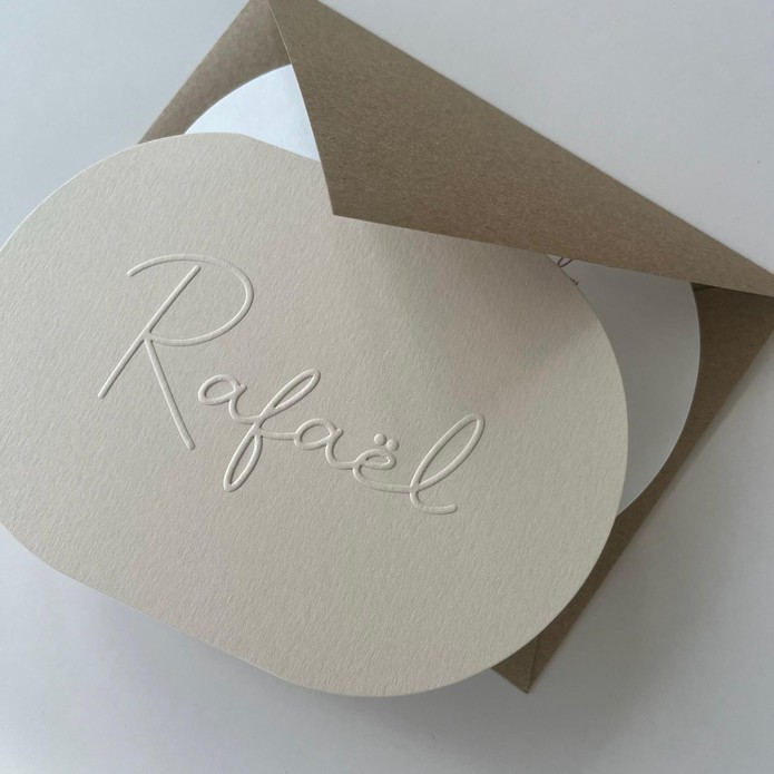 Ovaal geboortekaartje Rafaël met reliëfdruk, minimalistisch en stijlvol