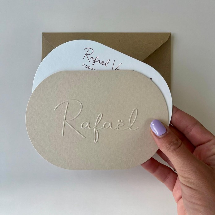 Ovaal geboortekaartje Rafaël met reliëfdruk, minimalistisch en stijlvol