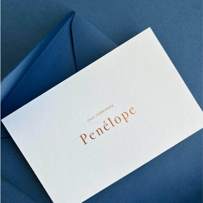 Sereen wit geboortekaartje met foliedruk in letterpress