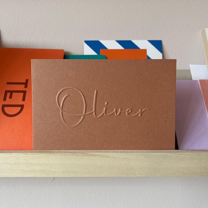 Luxe en stevig geboortekaartje met gekleurde voorzijde en reliëfdruk