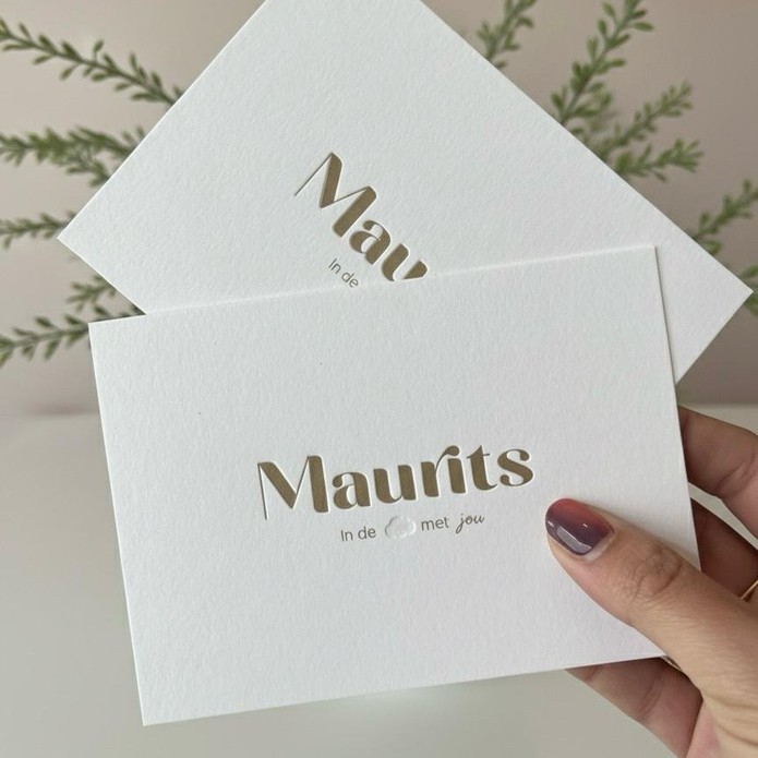 Stijlvol geboortekaartje met bloemetjes die uit het papier komen.