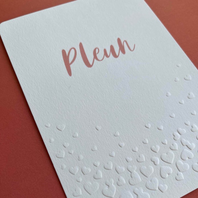 Sereen geboortekaartje wit met hartjes verhoogd gedrukt - zonder foliedruk