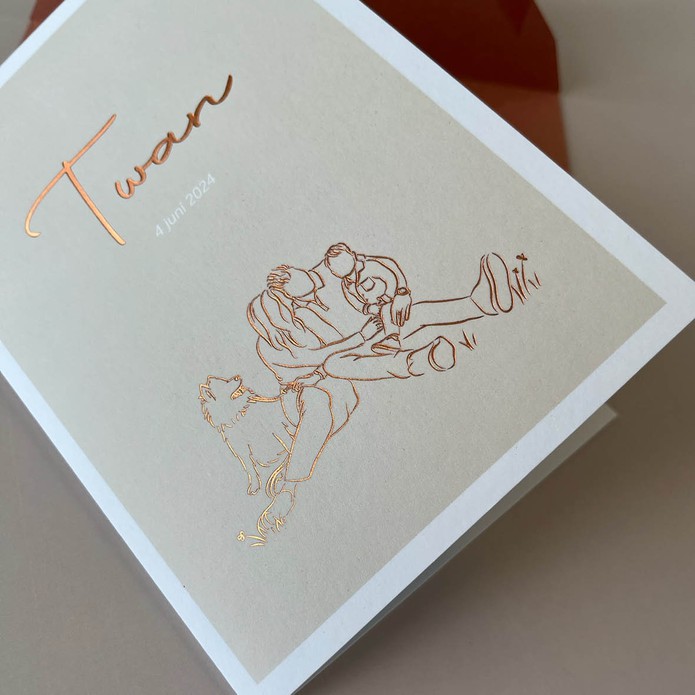 Stoer dubbel geboortekaartje met een illustratie van jullie gezin in koperfolie