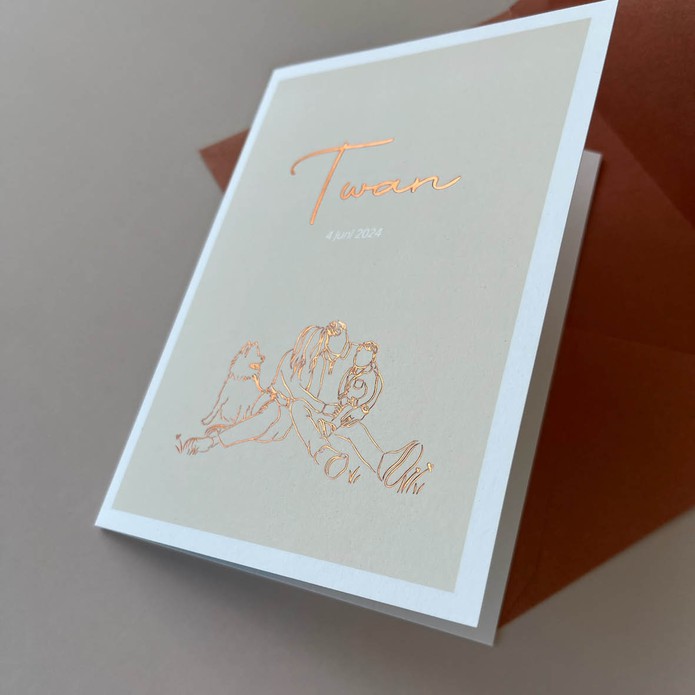 Stoer dubbel geboortekaartje met een illustratie van jullie gezin in koperfolie