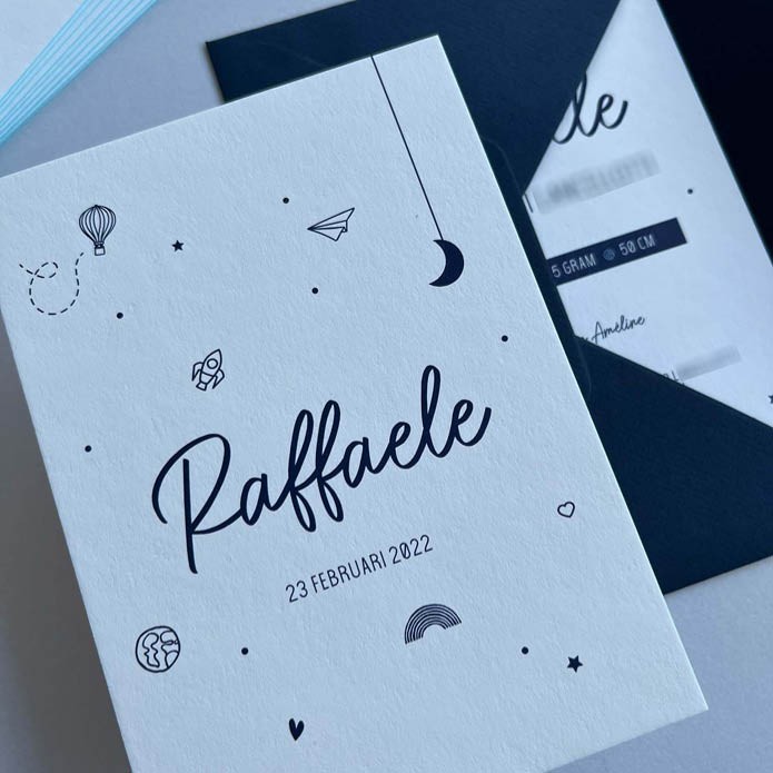 Enkel bijzonder geboortekaartje met icoontjes in blauw