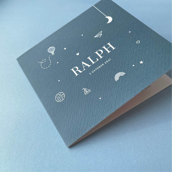 Gevouwen speels geboortekaartje in jeans blauw met icoontjes