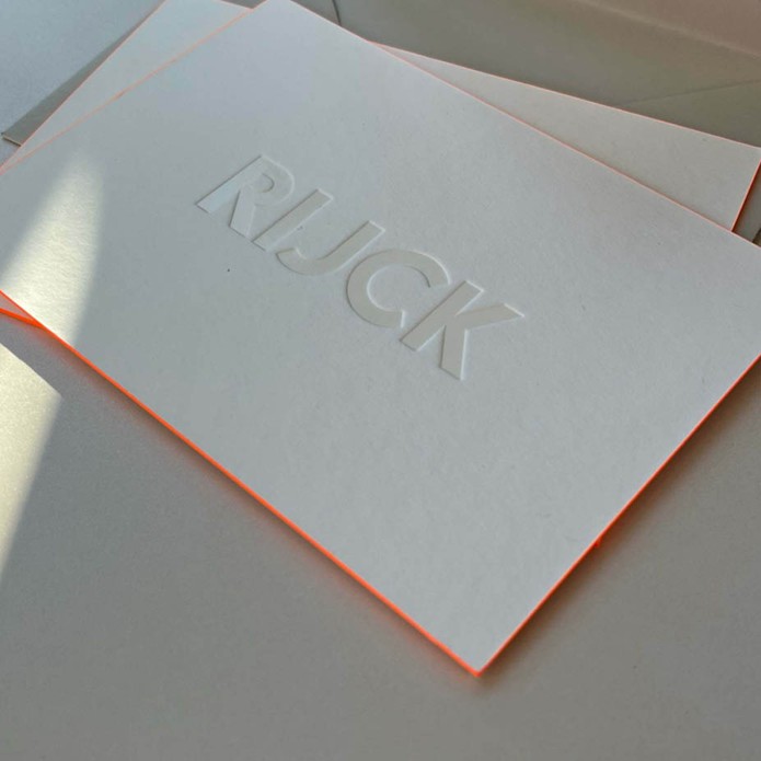 Minimalistisch geboortekaartje met witte folie en oranje zijkant