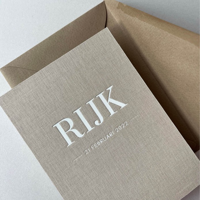 Klassiek linnen geboortekaartje met witte foliedruk