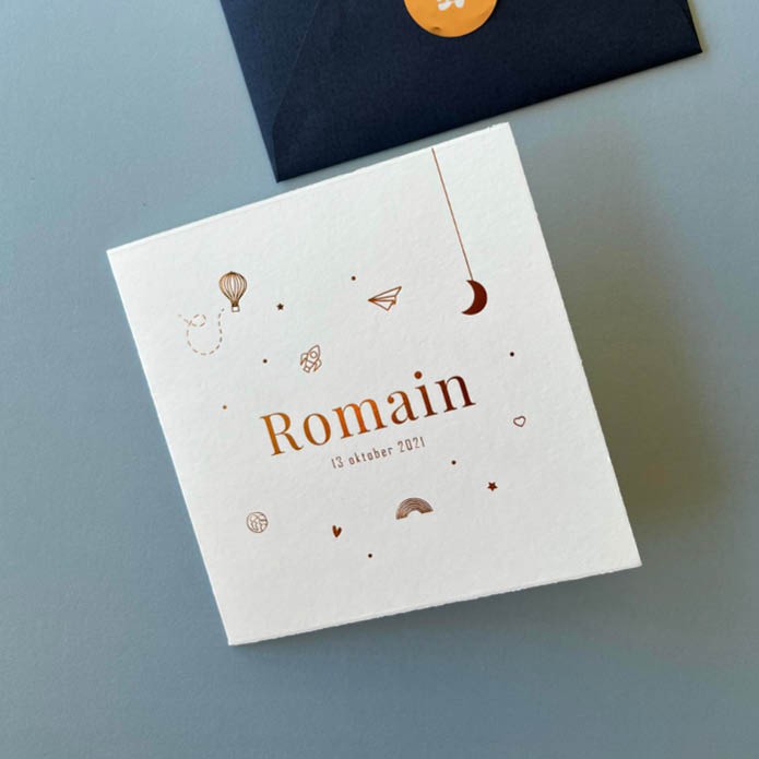 Speels geboortekaartje met bronzen icoontjes en klassieke letter