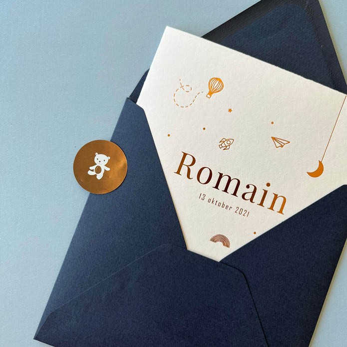 Speels geboortekaartje met bronzen icoontjes en klassieke letter