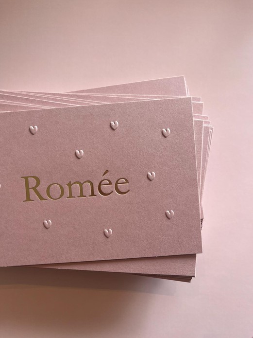 Vintage roze geboortekaartje met hartjes reliëf en goudfolie naam