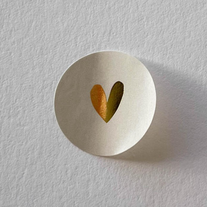 Sluitsticker beige, gouden hartje