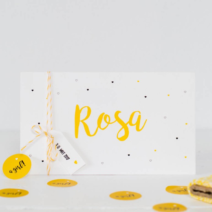 Simplistisch geboortekaartje wit met gele en zwarte hartjes