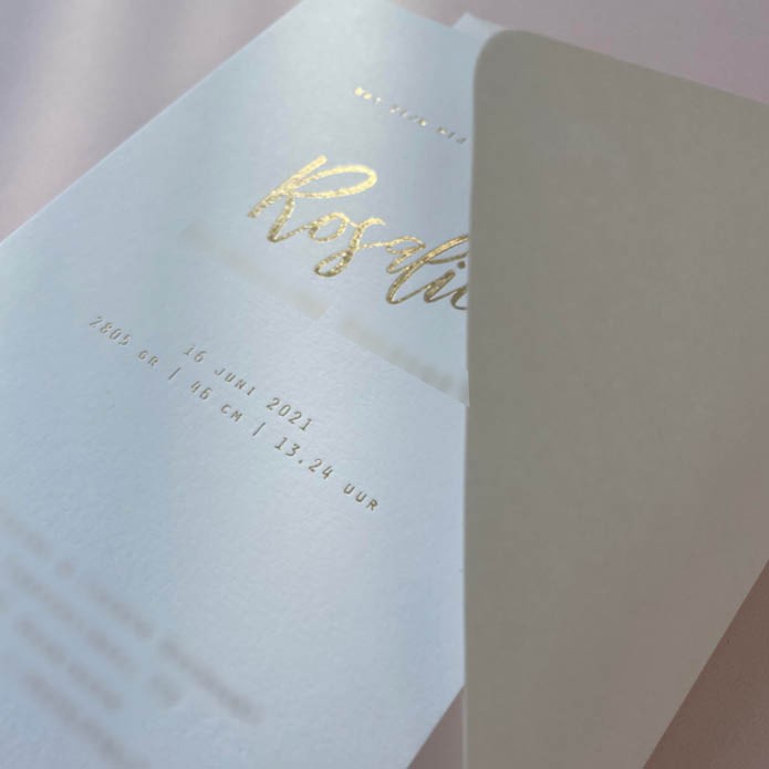 Klassiek unisex geboortekaartje wit met goudfolie