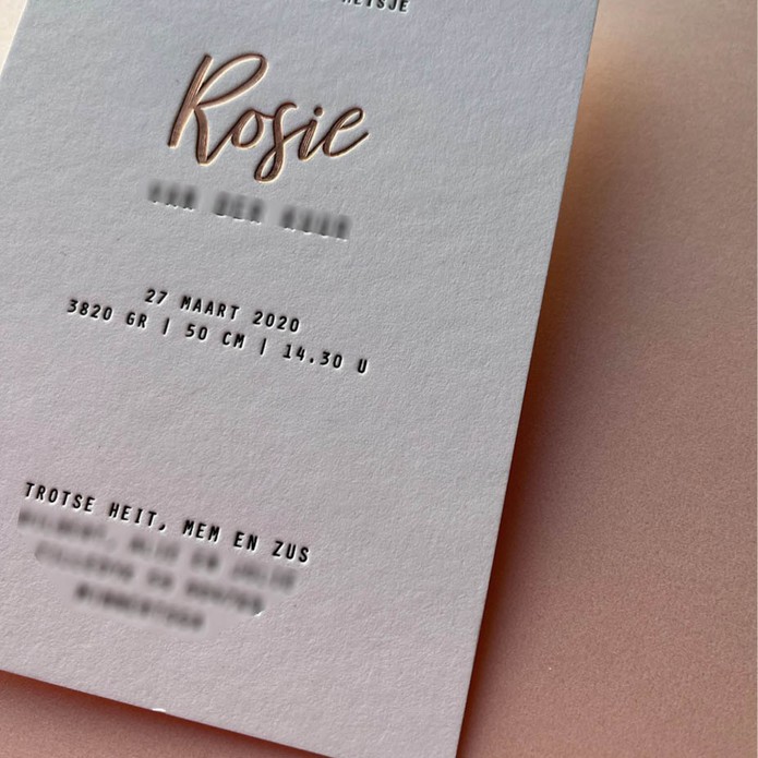 Minimalistisch geboortekaartje letterpress en foliedruk unisex