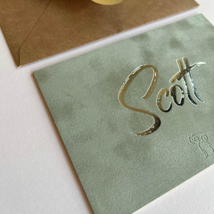 Geboortekaartje op oudgroen velvet met hondje in blinddruk