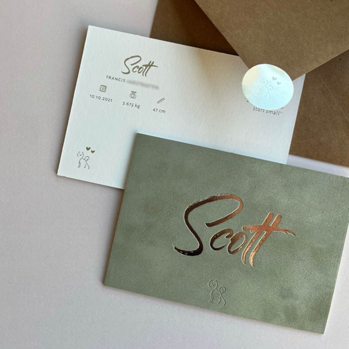 Geboortekaartje op oudgroen velvet met hondje in blinddruk