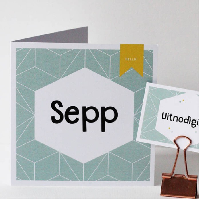 Grafisch geboortekaartje met hexagon munt groen