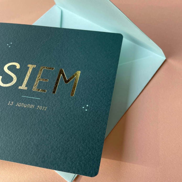 Hip kleurrijk geboortekaartje met goudfolie